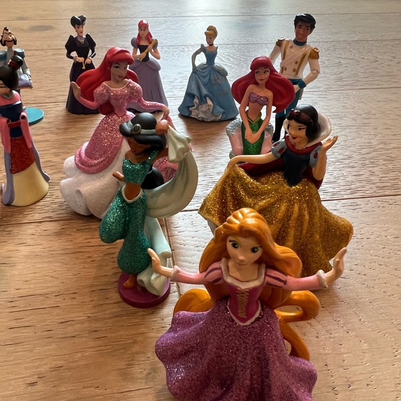 Princess Disney Deluxe Figure Play Set w Glitter Accents. - Picture 5 of 6